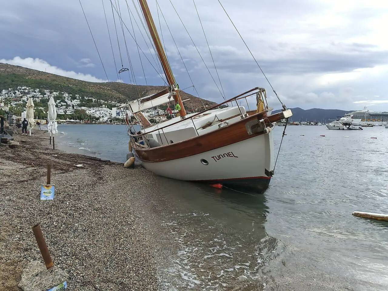 Bodrum'da Fırtına Tekneyi Karaya Sürükledi 1